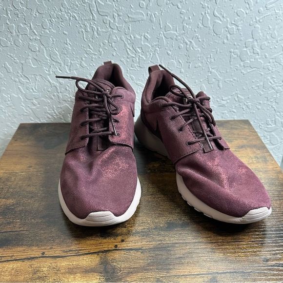 Nike Wmns Roshe One Premium Metallic Mahogany Size 9 - Picture 2 of 9